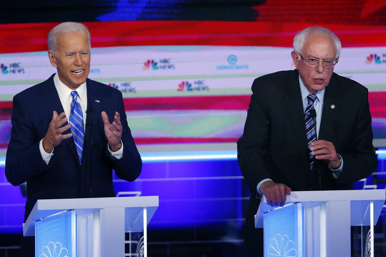 Presidentskandidaten Joe Biden en Bernie Sanders tijdens een debat afgelopen zomer.