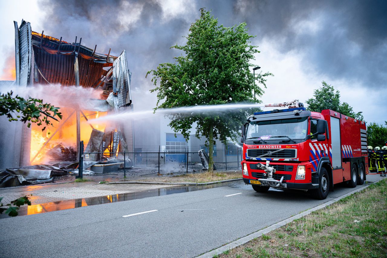 Uitslaande brand bij aanmaakblokjesfabriek in Oisterwijk 