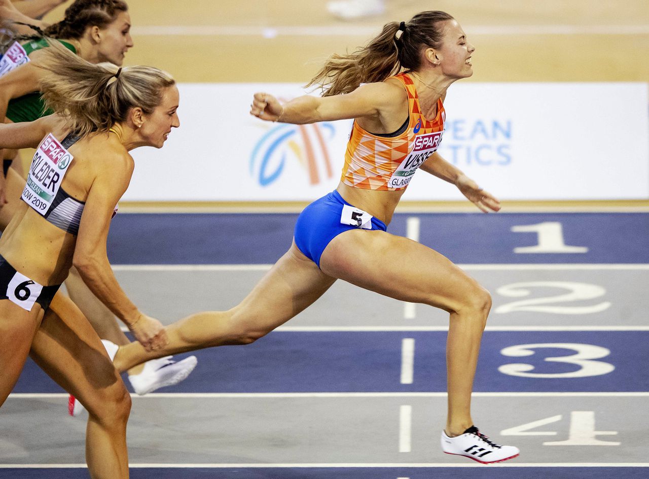 Nadine Visser wint de 60 meter horden tijdens het EK Indoor in Glasgow.