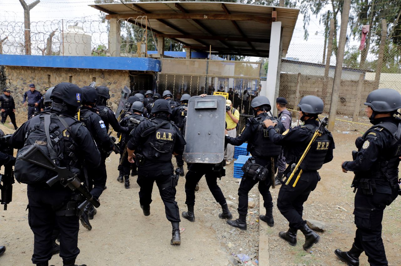 Politiemensen komen aan bij de Pavóngevangenis.