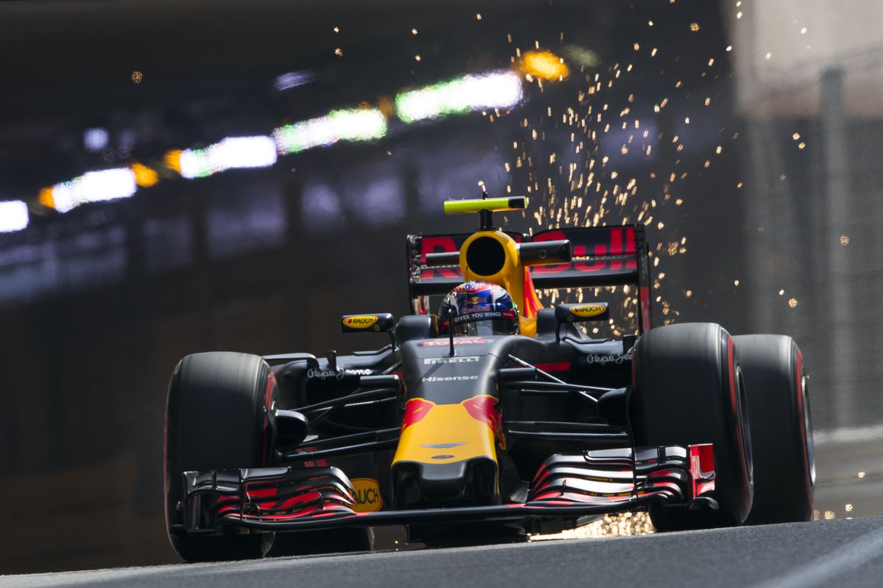 Max Verstappen komt uit de tunnel op het circuit van Monaco.