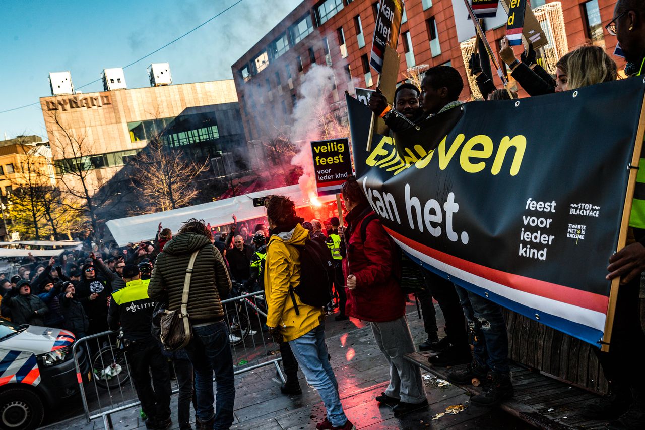 Het Catharinaplein in Eindhoven in 2018, toen hooligans het vreedzame anti-zwartepietprotest belaagden.