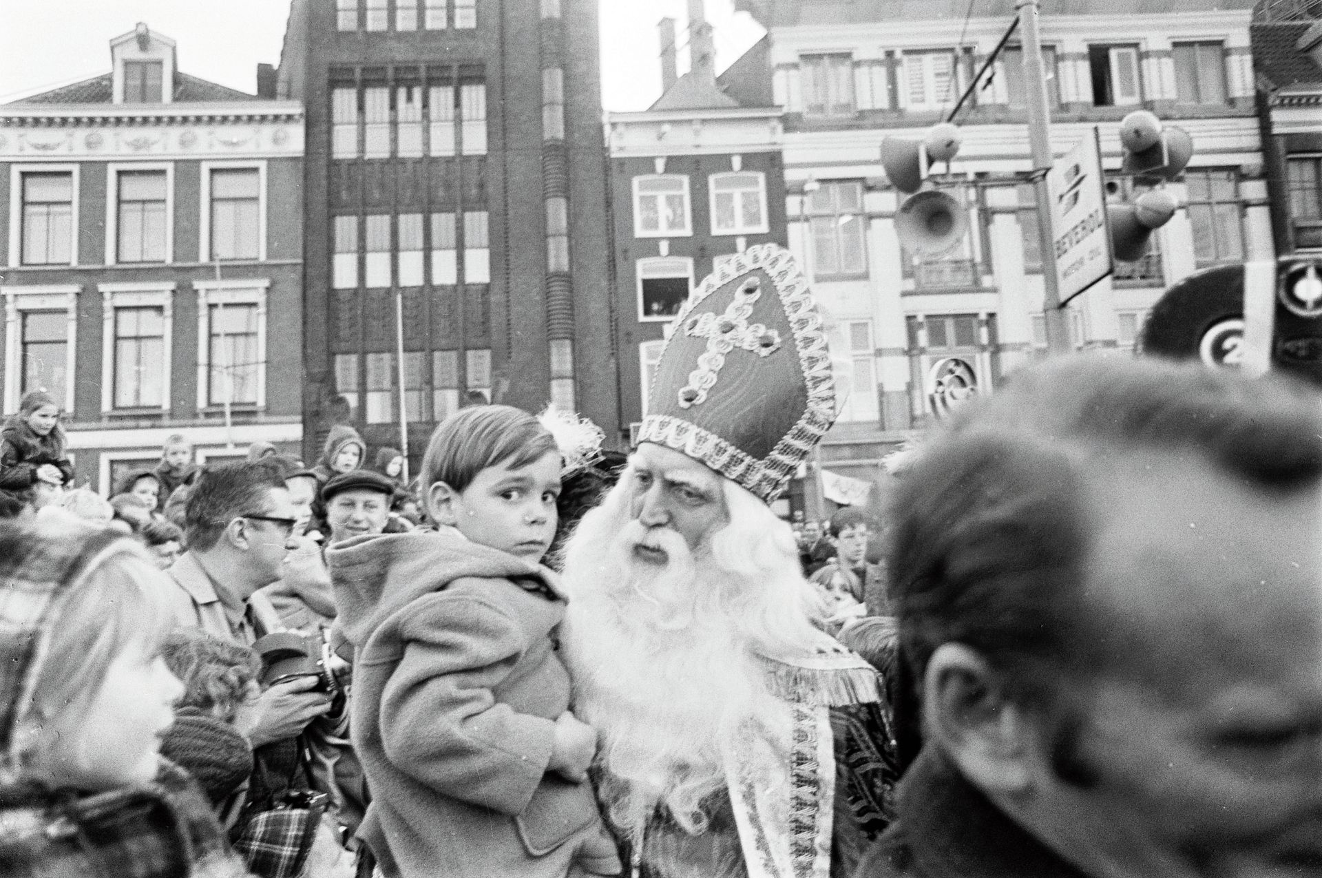 Moet je je kind wel of niet in de Sint laten geloven? NRC