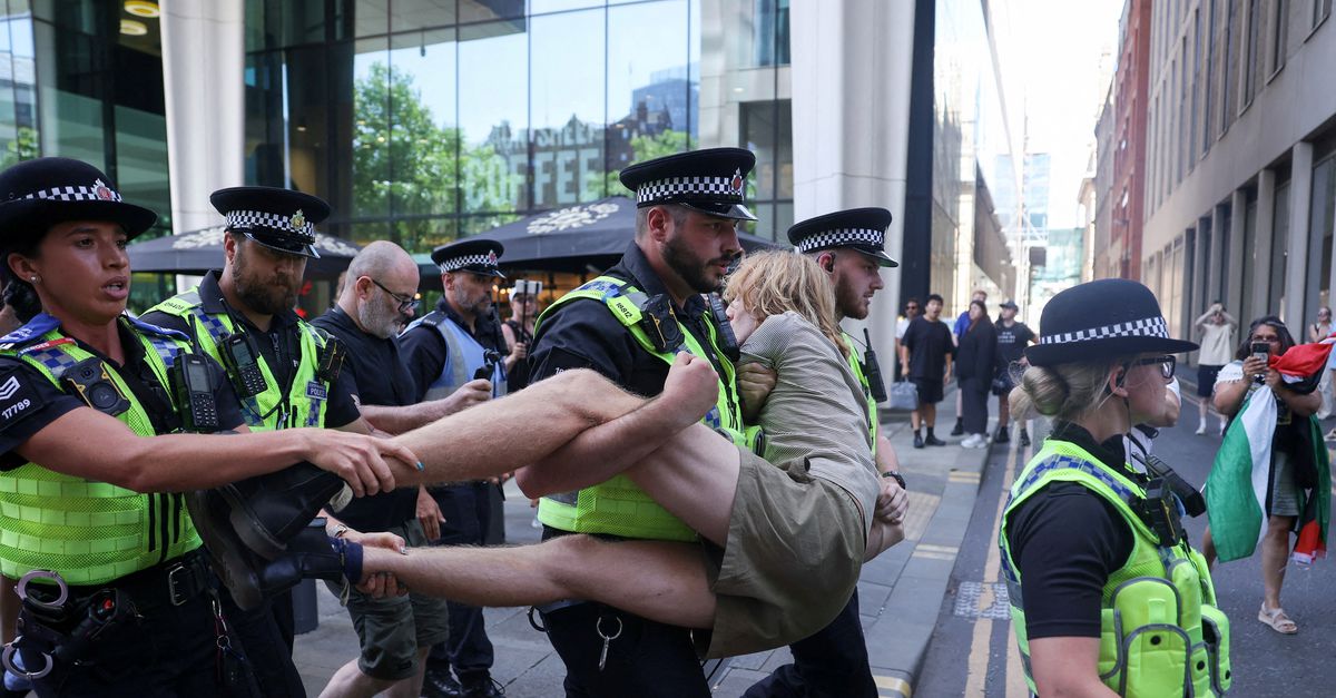 イギリスの警察は、禁止された行動グループパレスチナアクションの70人以上の共感者をピックアップします