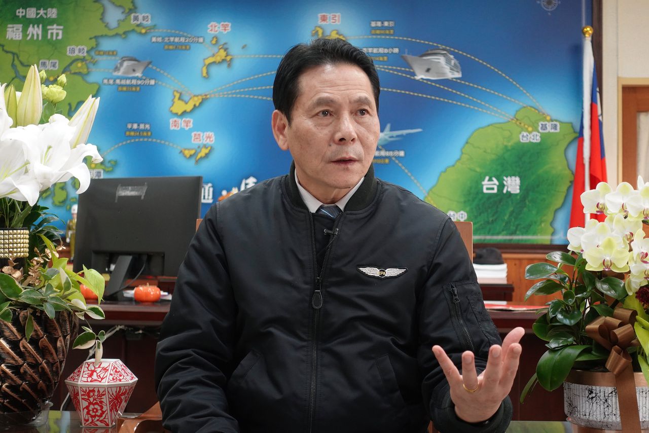 Regionaal bestuurder Wang Chung Ming spreekt met journalisten over over de dubbele kabelbreuk die de Matsu-eilanden afsloot van internet.