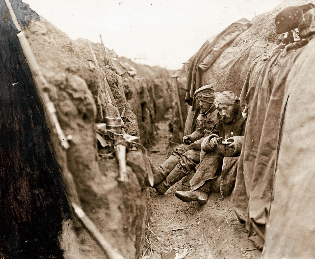 Soldaten in een loopgraaf in 1914, het beginjaar van de Eerste Wereldoorlog.