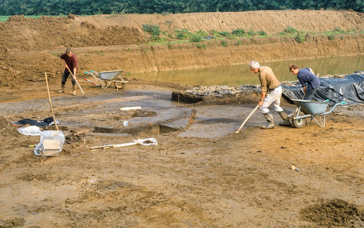 Archeologen werken op de vindplaats van de sauna in Nijmegen. Deze foto is twintig jaar geleden genomen.