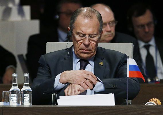 Lavrov checkt de tijd tijdens de openingssessie van de NSS.