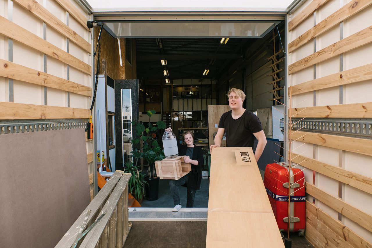 Ontwerpers Esther Jongsma en Sam van Gurp laden de gehuurde vrachtauto in om af te reizen naar Milaan