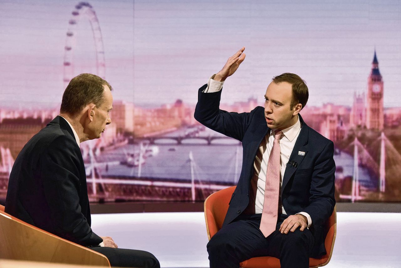 The Andrew Marr Show met de Britse minister van Volksgezondheid Matt Hancock (rechts). Beeld BBC