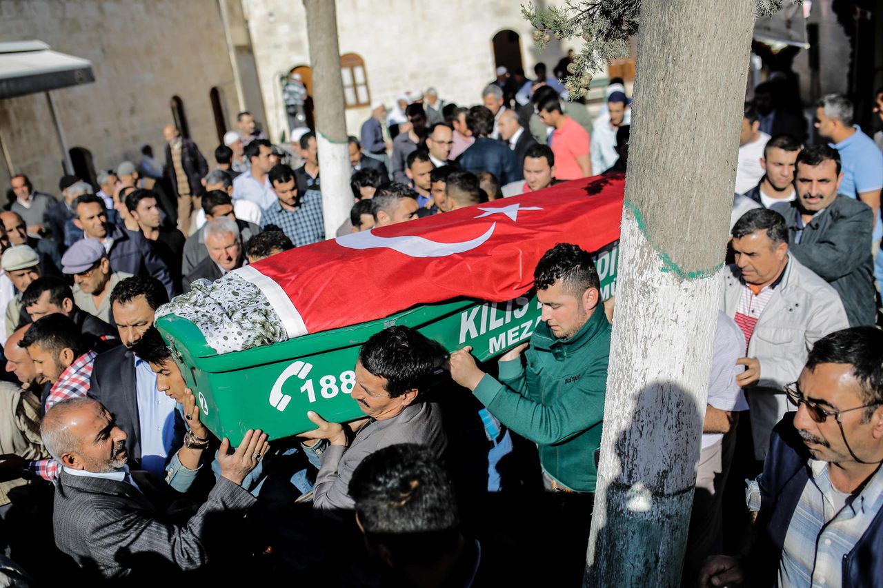 Een begrafenis in de Turkse grensstad Kilis van een inwoner die omkwam door een raketaanval van IS.
