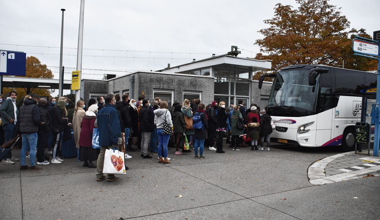 Reizigers tussen Zwolle en Meppel moesten afgelopen zaterdag door een treinstoring met bussen verder reizen. Als er op dat traject een trein uitvalt, ligt al het treinverkeer tussen Noord-Nederland en de rest van het land plat.
