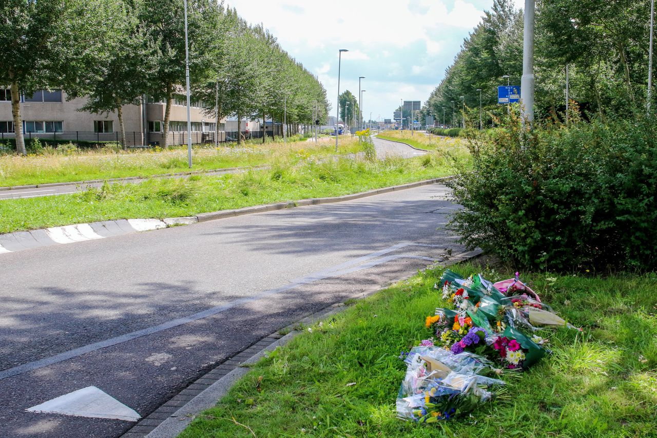 De Waalhavenweg in Rotterdam, waar drie weken geleden een motoragent om het leven kwam na een ernstig ongeluk, waarbij de trucker na het incident doorreed.