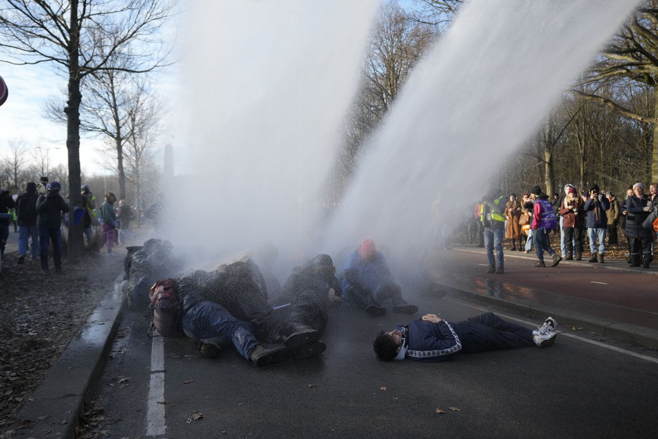 Klimaatactivisten weigeren A12 te verlaten, politie begint met ontruiming 