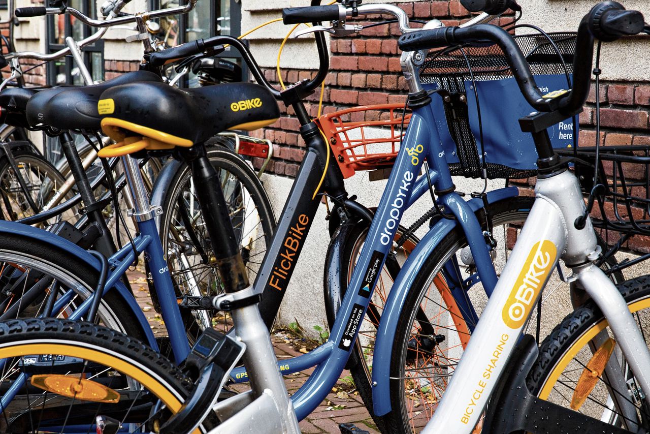 Amsterdam kondigde vrijdag aan dat aanbieders van deelfietsen drie weken de tijd krijgen om fout geparkeerde fietsen te verwijderen. Eind oktober gaat de gemeente ze zelf weghalen.