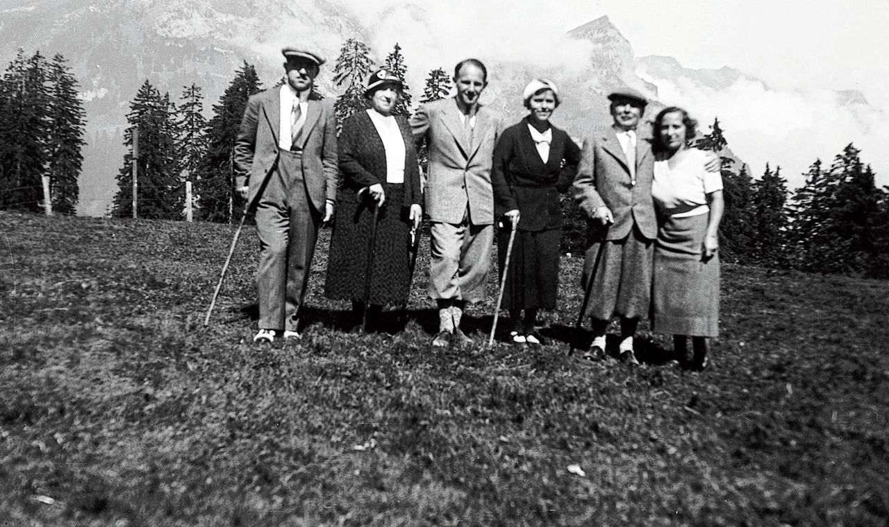 Marcel Bregstein en zijn vrouw Rie (midden), met links grootmoeder Betty en haar schoonzoon Charles, en rechts grootvader Etienne met zijn dochter Madeleine.