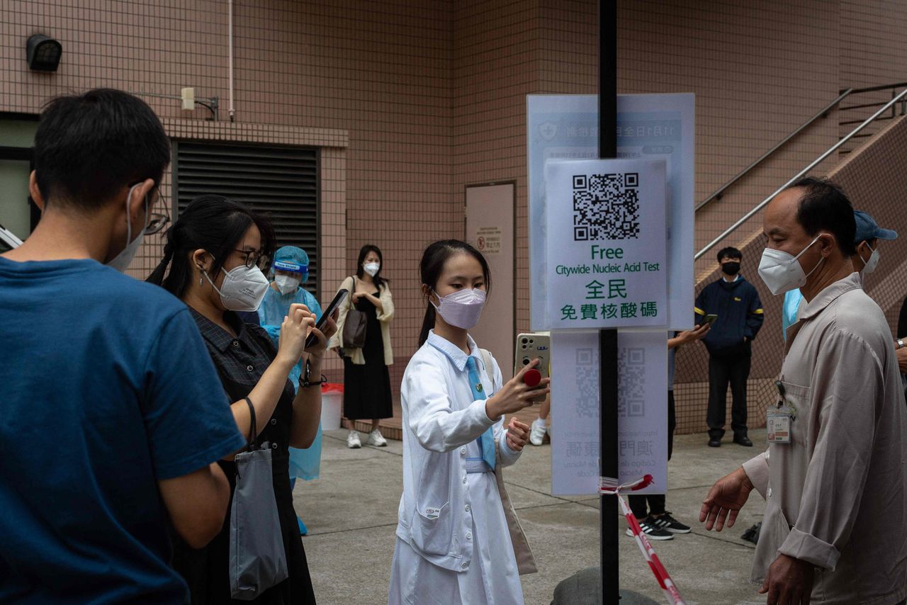 Inwoners van Macau tijdens een massale testronde in een ziekenhuis.