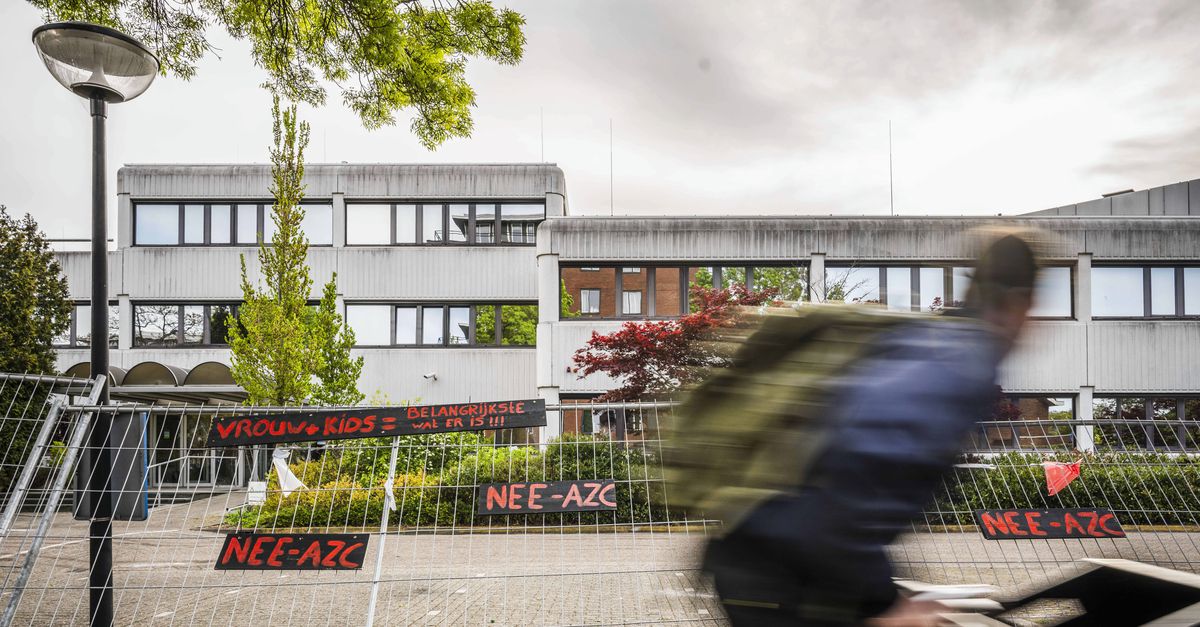 Man veroordeeld tot zes weken cel voor vernielingen aan het gemeentehuis in Loosdrecht: ‘Stom, stommer, stomst’