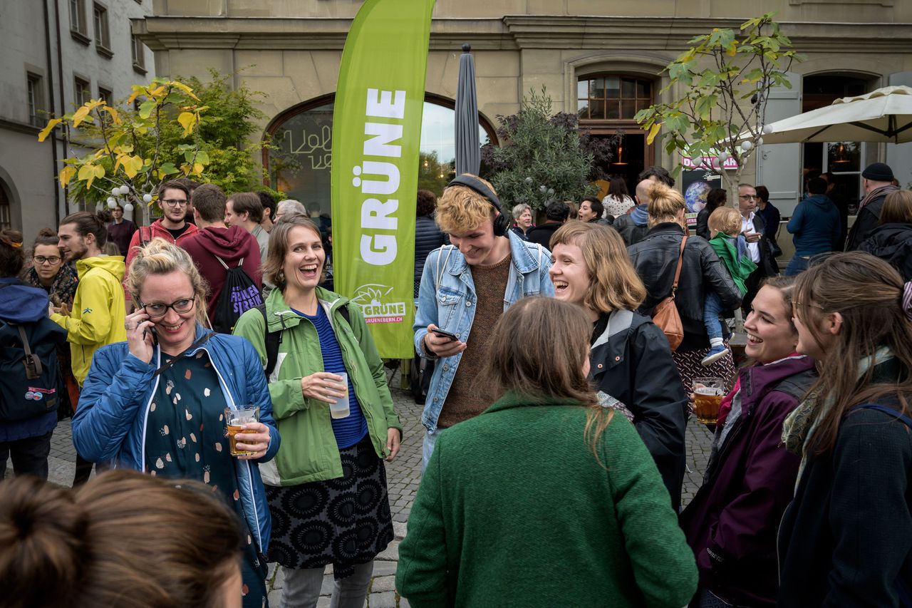 Leden van de Zwitserse Groenen reageren zondag in de hoofdstad Bern op de eerste resultaten van de parlementsverkiezingen.
