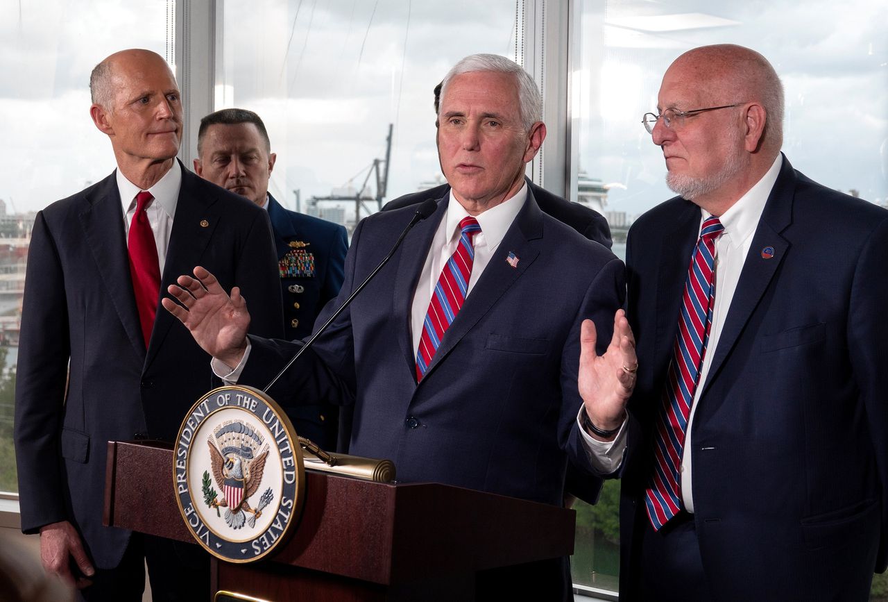 De Amerikaanse vicepresident Mike Pence, door Trump belast met de coordinatie van het indammen van de epidemie, zaterdag tijdens een persconferentie.