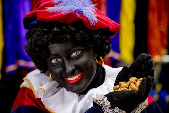 Een Zwarte Piet met een duidelijke oorbel.