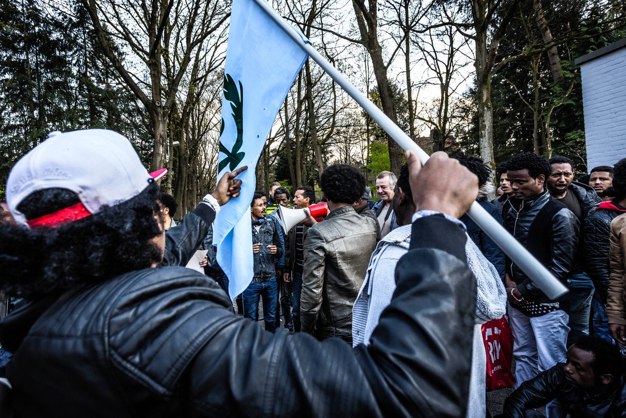 De politie greep in bij een betoging van tientallen Eritreeërs en sympathisanten in Veldhoven.