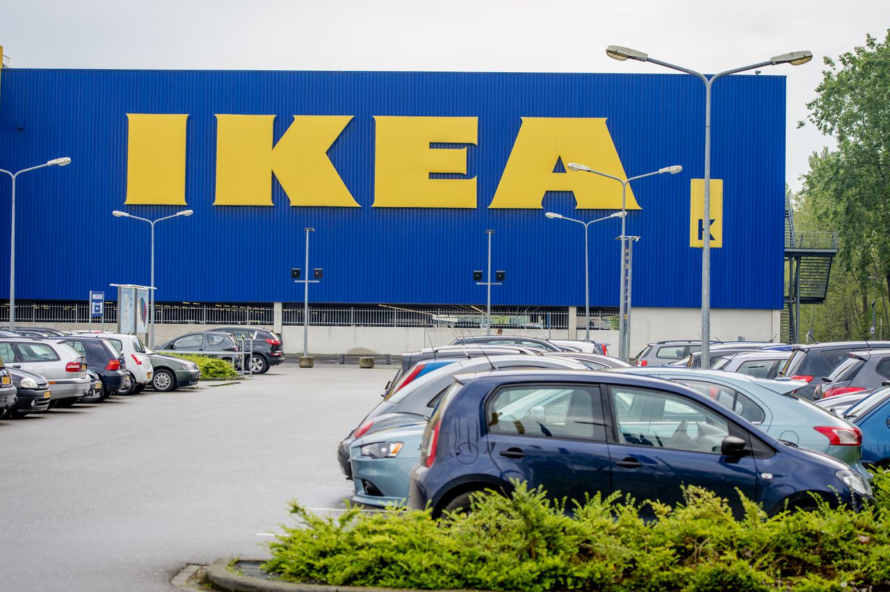 Het filiaal van IKEA in Groningen. Volgens de Groenen in het Europees Parlement heeft het Zweedse warenhuis via een Nederlandse constructie meer dan een miljard euro aan belastingen ontweken.