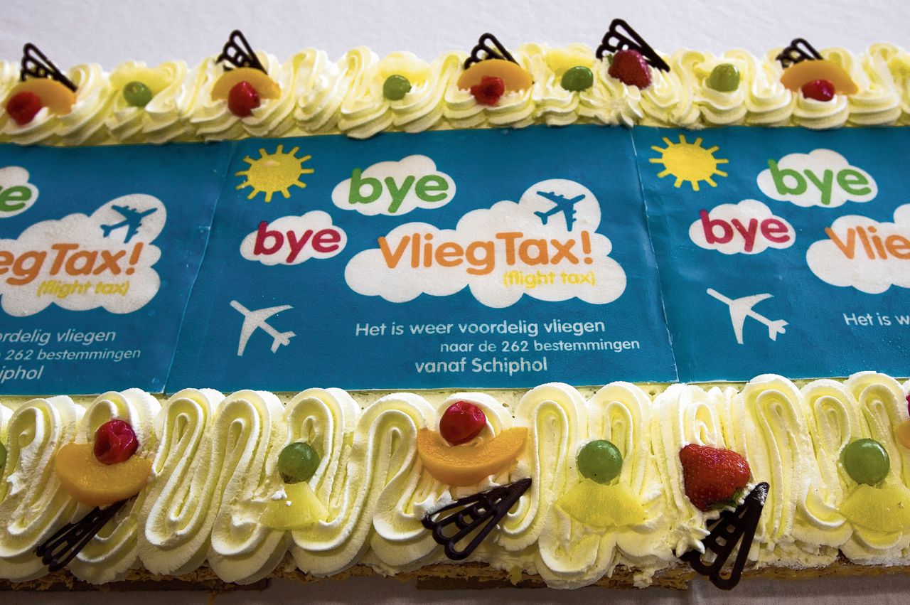 Met het uitdelen van taart aan reizigers vierde luchthaven Schiphol de afschaffing van de vliegtaks. Die werd ingevoerd in juli 2008 en precies een jaar later alweer opgeheven.