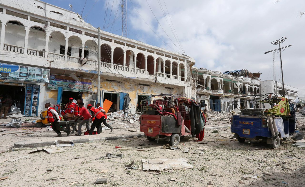 Het zwaarbeschadigde hotel in Mogadishu na de aanslag woensdagochtend.