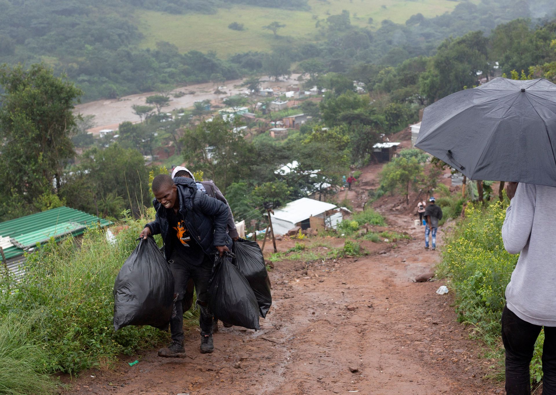 ливень в африке. сезон дождей в африке. сезон дождей в африке. мальчика давно идет дождь. дождь в африке.