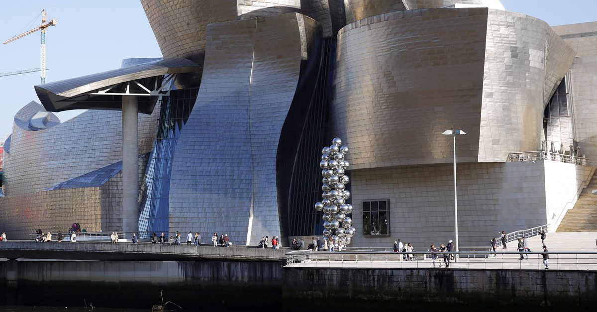 Architect Frank Gehry wist met zijn gebouwen hele steden uit het slop te trekken