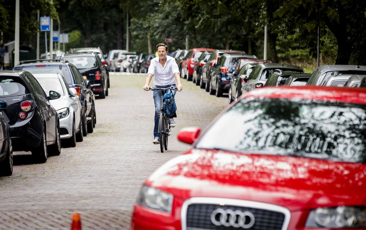 Premier Mark Rutte op de fiets naar het Catshuis.