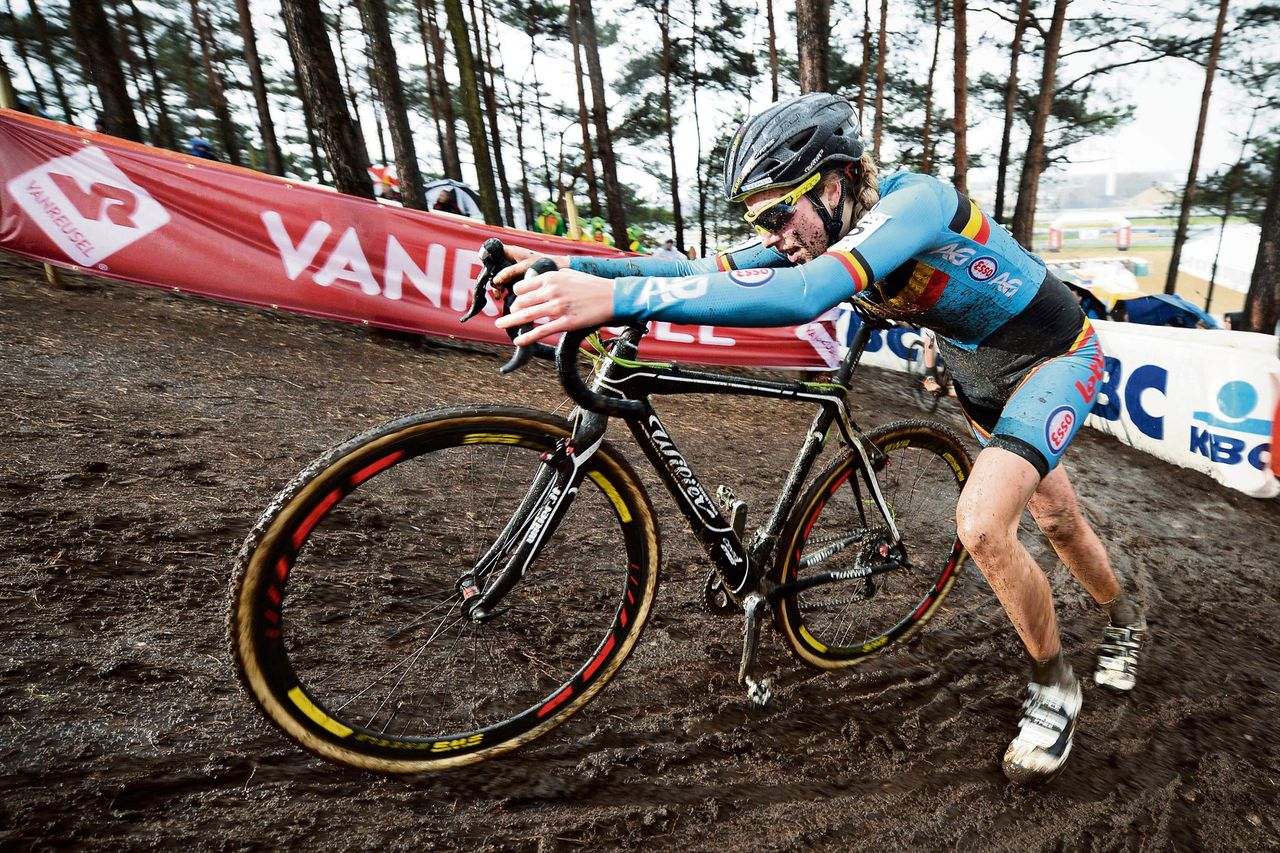 Femke Van den Driessche ploetert zich zaterdag op het WK in Heusden-Zolder een weg door de modder, op een fiets zonder motortje.
