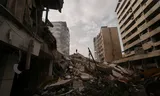 Un hombre se encuentra entre los escombros de un edificio en Dahiyeh, al sur de Beirut. El edificio fue alcanzado por un ataque aéreo israelí. 