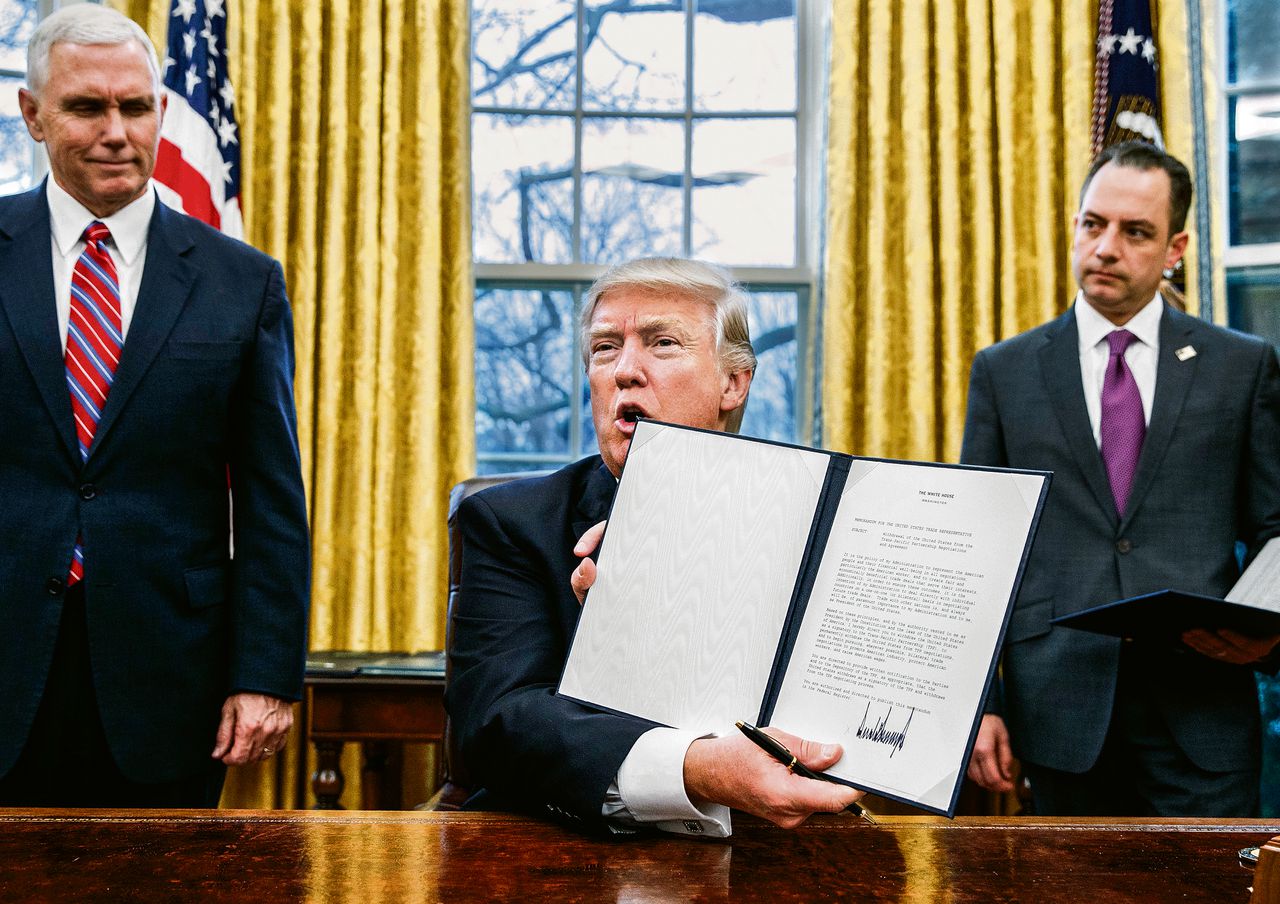 Donald Trump met de executive order om zich terug te trekken uit handelsverdrag TPP.