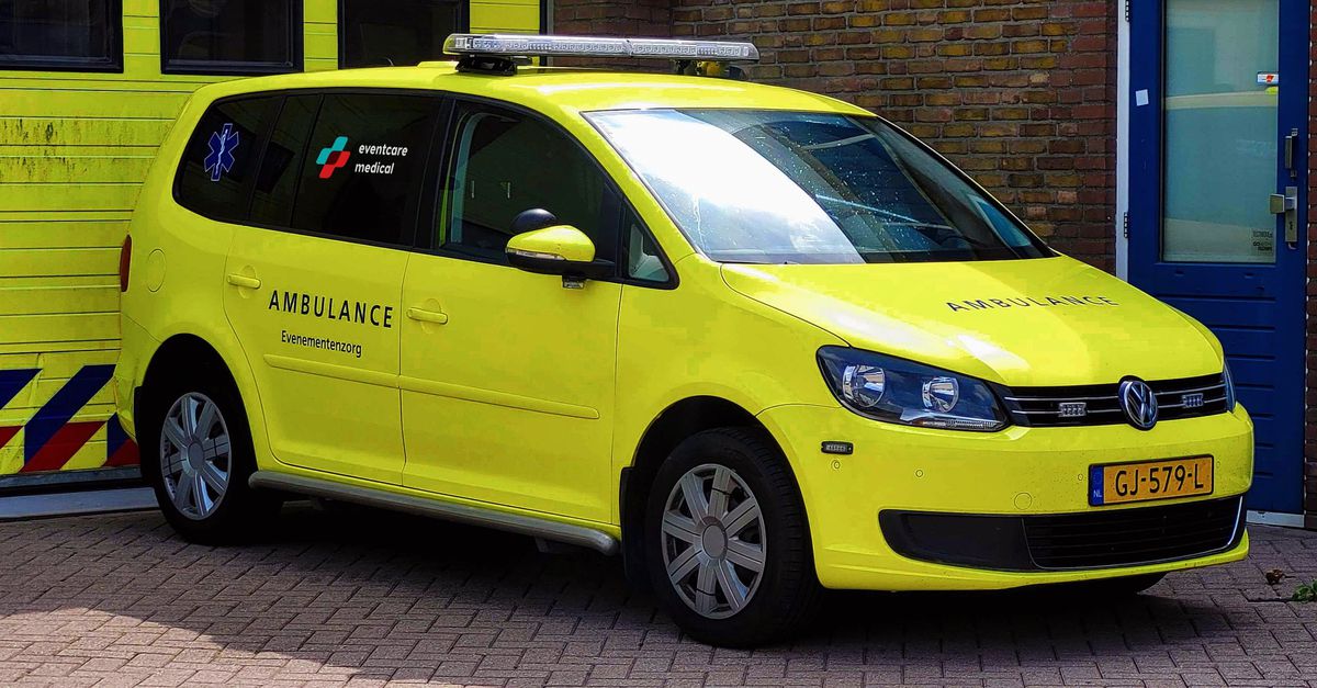 In een gestolen uniform en met een nep-ambulance ging een 22-jarige man op pad om mensen te ‘helpen’