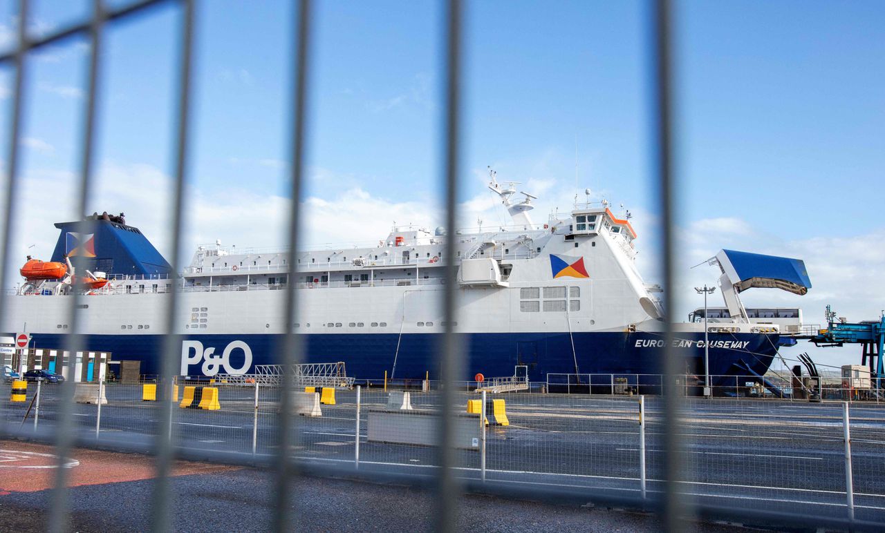 De ‘European Causeway’, een schip van P&O Ferries, mocht de Noord-Ierse haven niet uit eerder deze maand. De nieuwe bemanning onvoldoende zou onvoldoende zijn opgeleid.