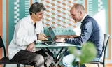 Amir (l) in gesprek met recruiter Raphaël Nouwen. 