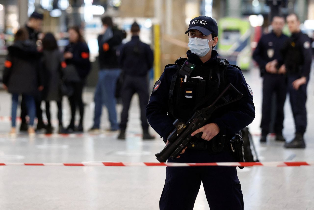 De Franse politie heeft een gebied afgezet nadat een man met een mes woensdag meerdere mensen verwondde op het treinstation Gare du Nord in Parijs.