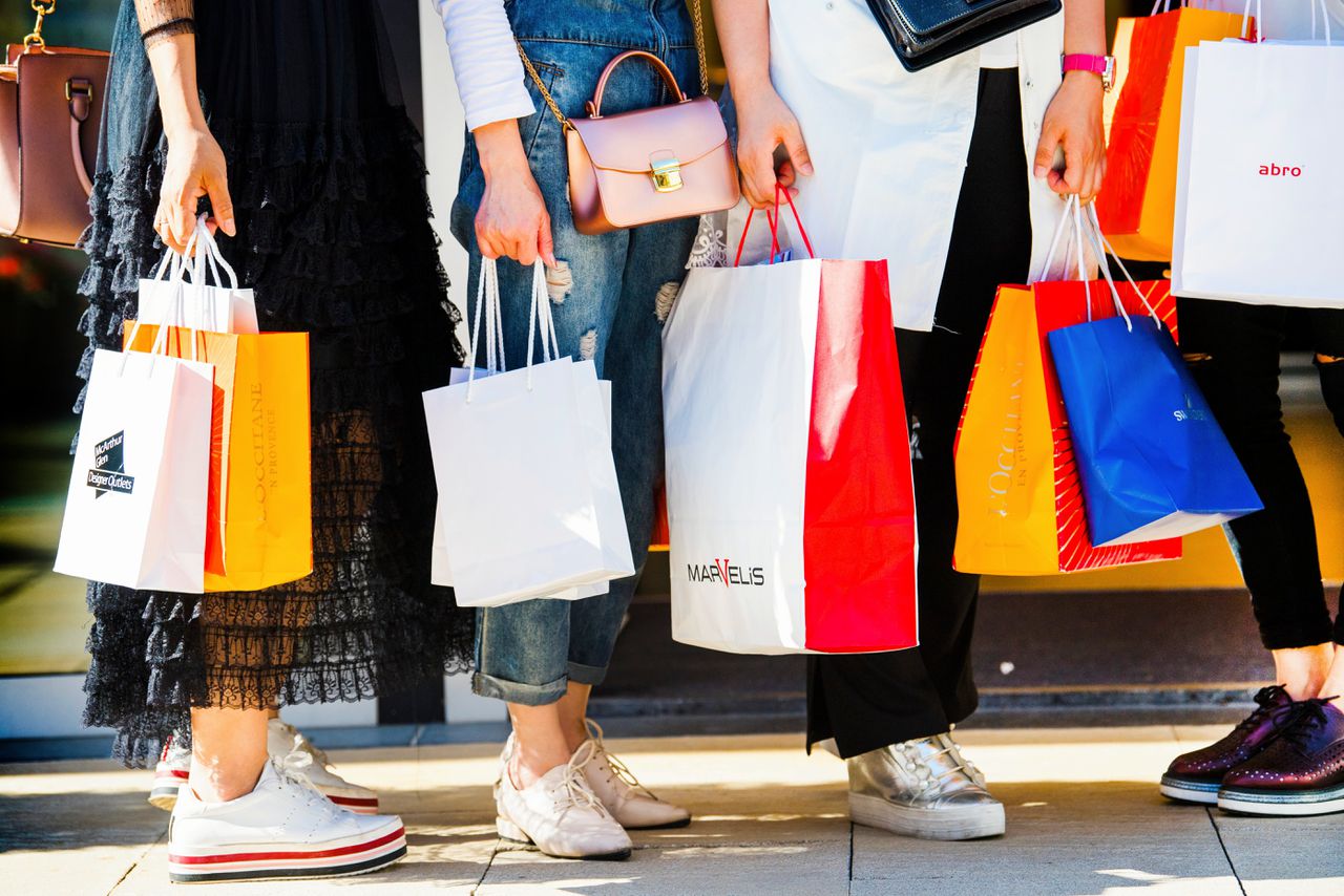 Bezoekers shoppen in Outlet Center Roermond. Volgens het CPB stijgt de koopkracht van een doorsnee huishouden in 2020 met 1,2 procent.