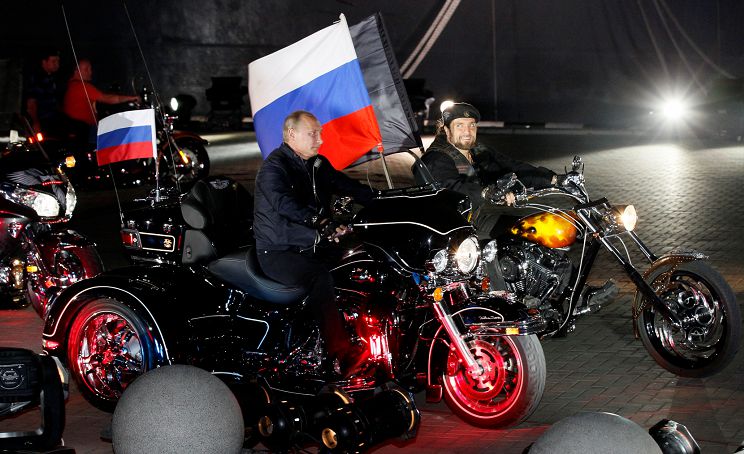 Archieffoto uit 2011 van voorman van de Russische motorclub Nachtwolven Alexander Zaldostanov met de toenmalige Russische premier (tegenwoordig president) Vladimir Poetin.