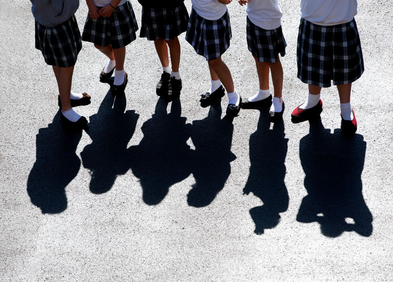 Katholieke schoolmeisjes op een schoolplein.
