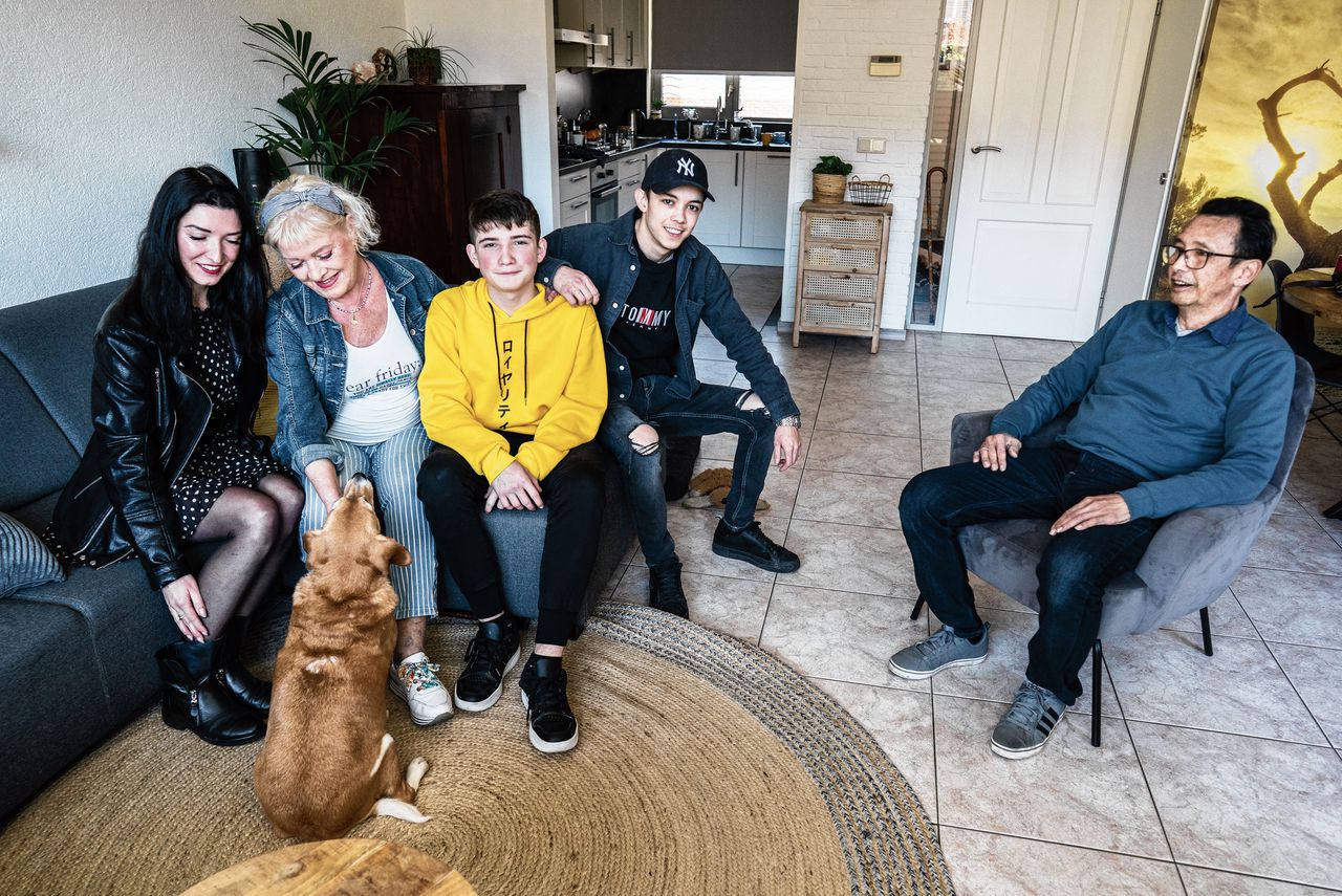 HELMOND Het gezin Zimmerman – Annelies (62), Hans (68), zoon David (23, met pet) – met vluchtelingen Diana (33, met zwart haar) en zoon Roman Svyr (14, met gele trui).