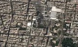 Op een satellietfoto is zwarte rook en zware schade te zien aan het complex van de Iraanse opperste leider ayatollah Ali Khamenei in Teheran, na aanvallen van de Verenigde Staten en Israël op Iran op zaterdag.