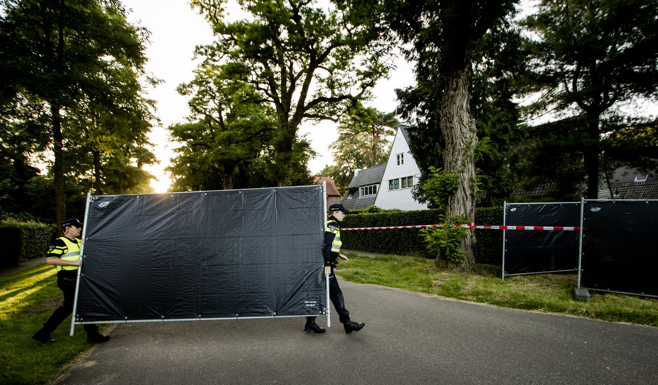 5 juli 2016: agenten verplaatsen hekken bij het huis van Koen Everink voorafgaand aan de reconstructie van de moord op de zakenman.
