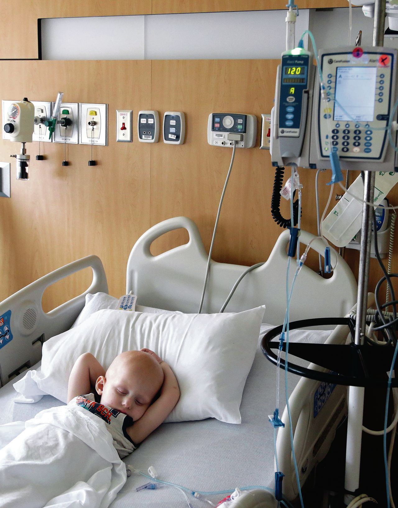 Jongetje in Texas krijgt chemotherapie tegen neuroblastoom. In Nederland krijgen jaarlijks 30 kinderen deze kanker.