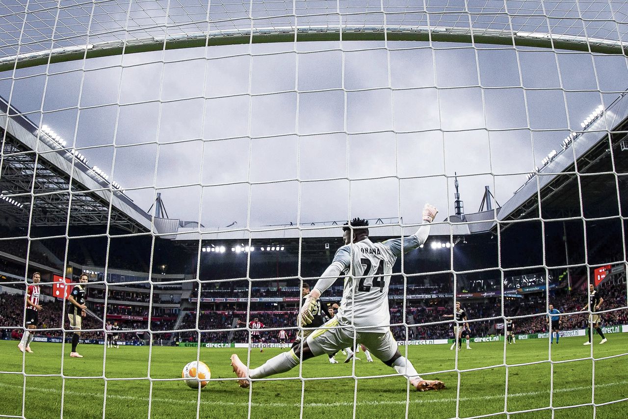 Ajax-doelman André Onana kan het schot van PSV’er Gaston Pereiro (buiten beeld) niet tegenhouden: het eerste doelpunt van PSV is een feit.