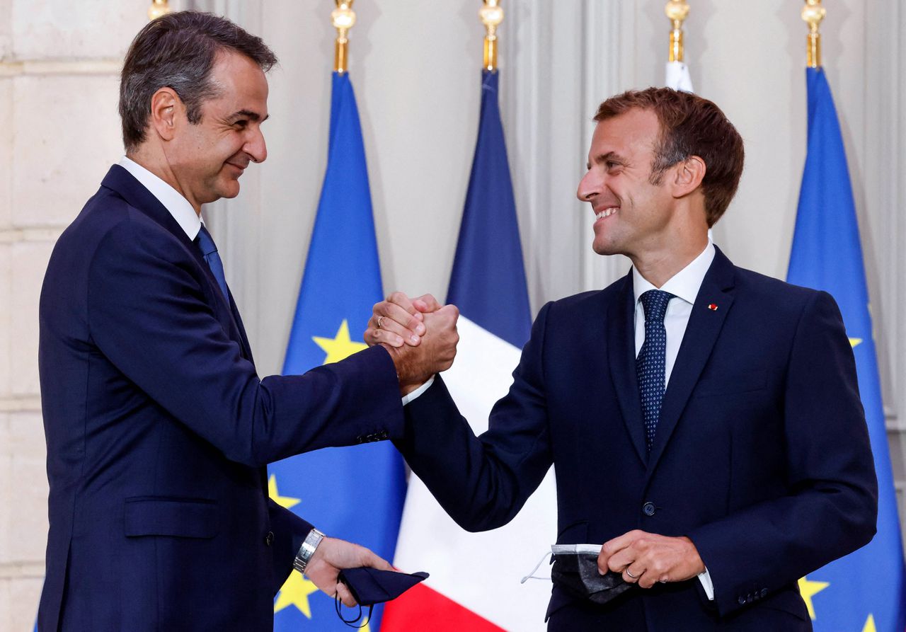 De Griekse minister-president Kyriakos Mitsotakis en de Franse president Emmanuel Macron na de deal.