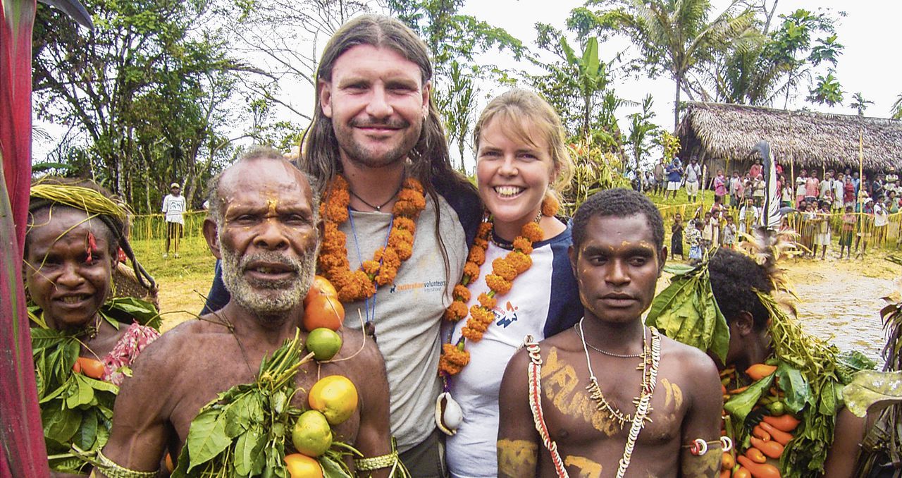 Jim en Jean Thomas met leden van een Papoea-Nieuw-Guinese stam in ‘Into the Jungle’.