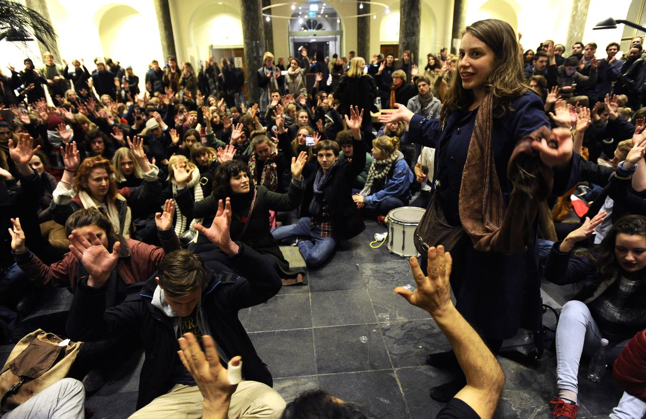 Studenten in de hal na het binnenvallen van het Maagdenhuis in Amsterdam.